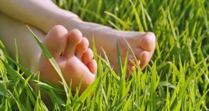 bare_feet_in_grass